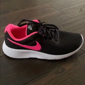 girls nike runners